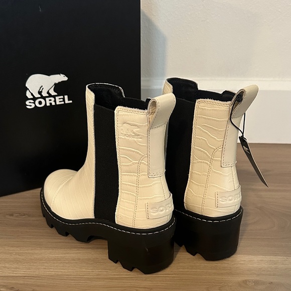 Sorel White & Black Chunky Boots - Picture 2 of 4